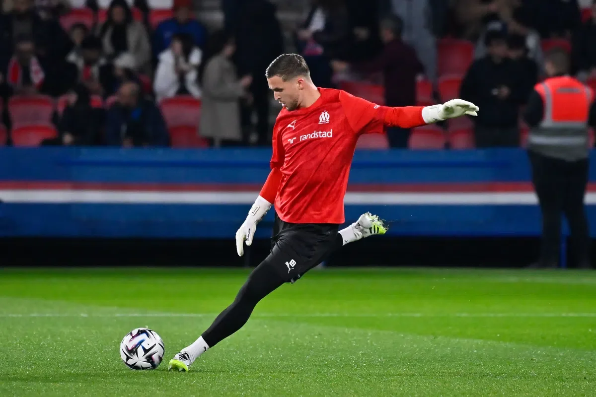 FC Twente Eyes Transition with Goalkeeper Jeffrey de Lange