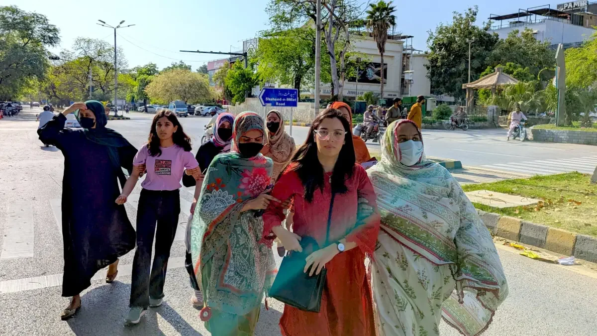 Participants of Aurat March arrive to prepare for the march. Image by Ramna Saeed.