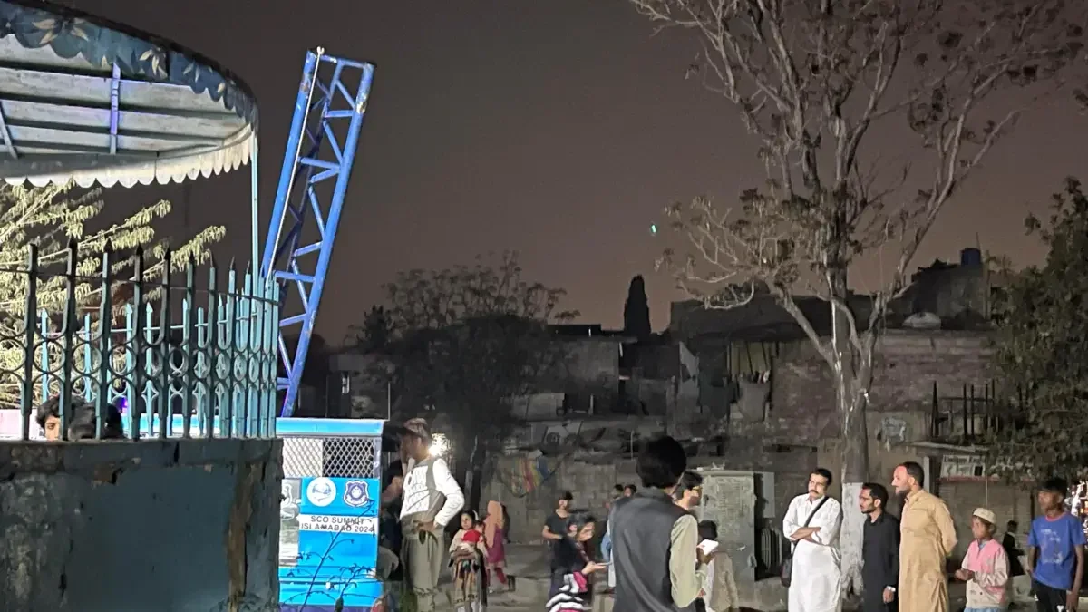 People gathered outside the Police station waiting for the release of the detained Aurat March participants. Image by Ramna Saeed.